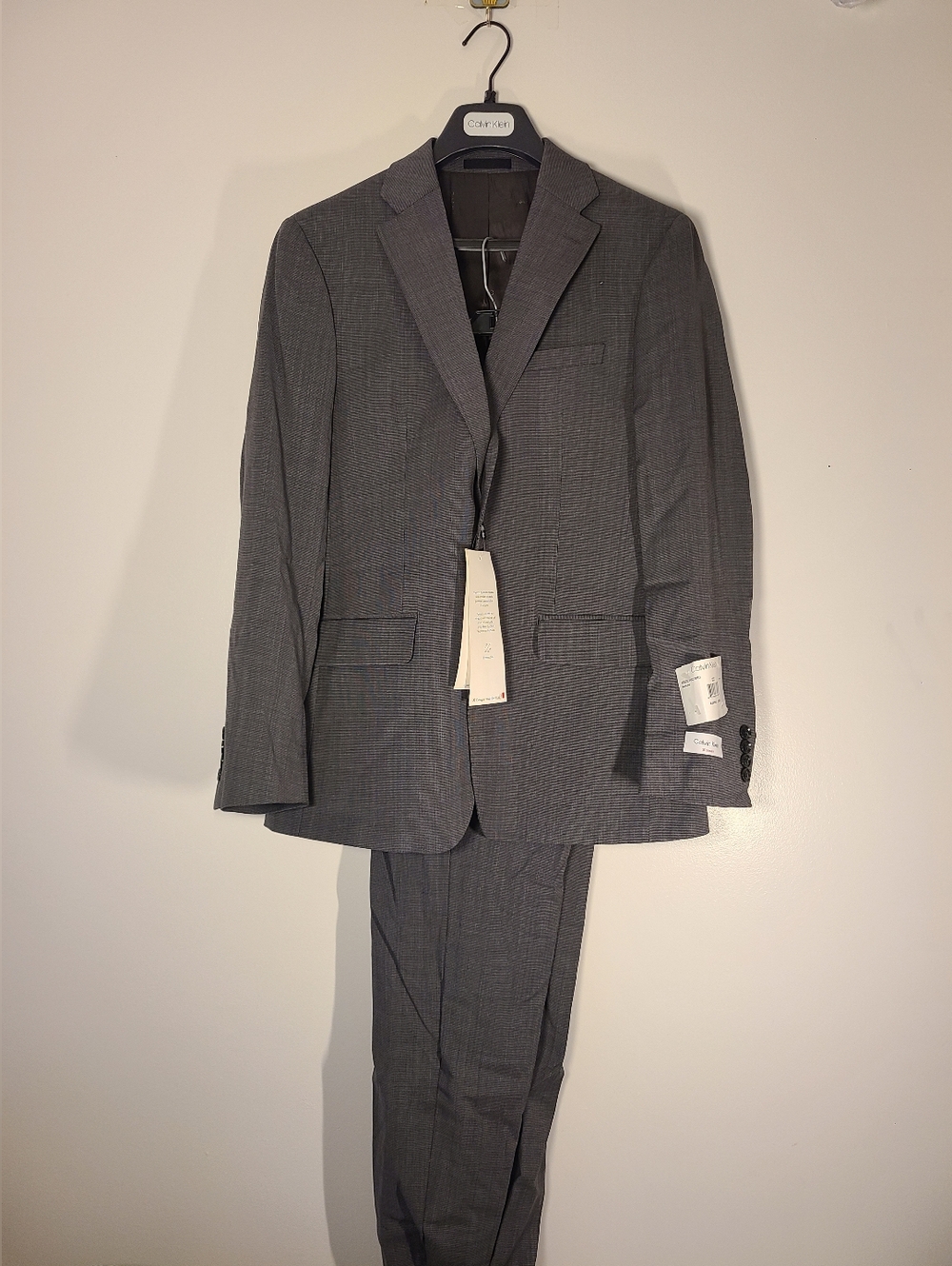 Calvin Klein Mens Size 40R/32W Slim Fit Suit